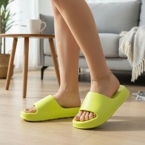 Cloud Slides Size 40-41 Size 9-9.5 US neon Green